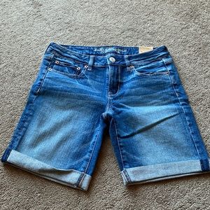 American Eagle stretch skinny Bermuda shorts.